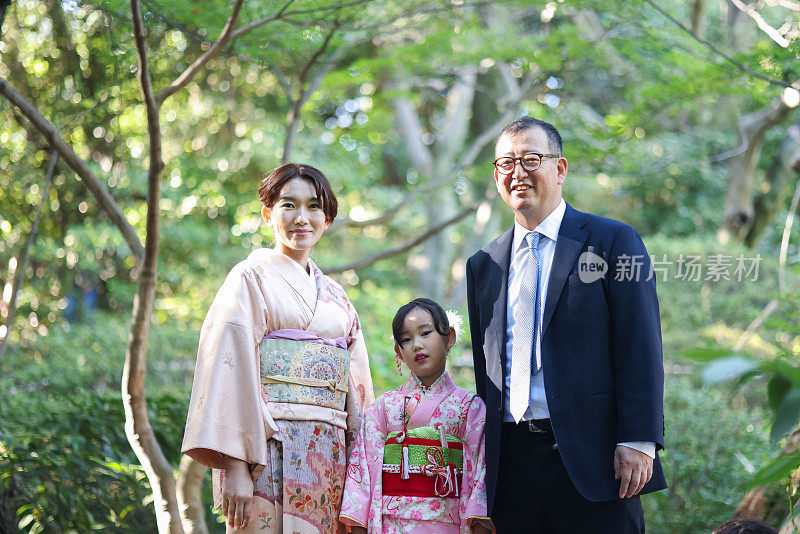 日本父母带着他们的女儿在公园的Shichi go san庆典上